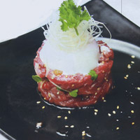 Cà ri đậu và sashimi bò trộn